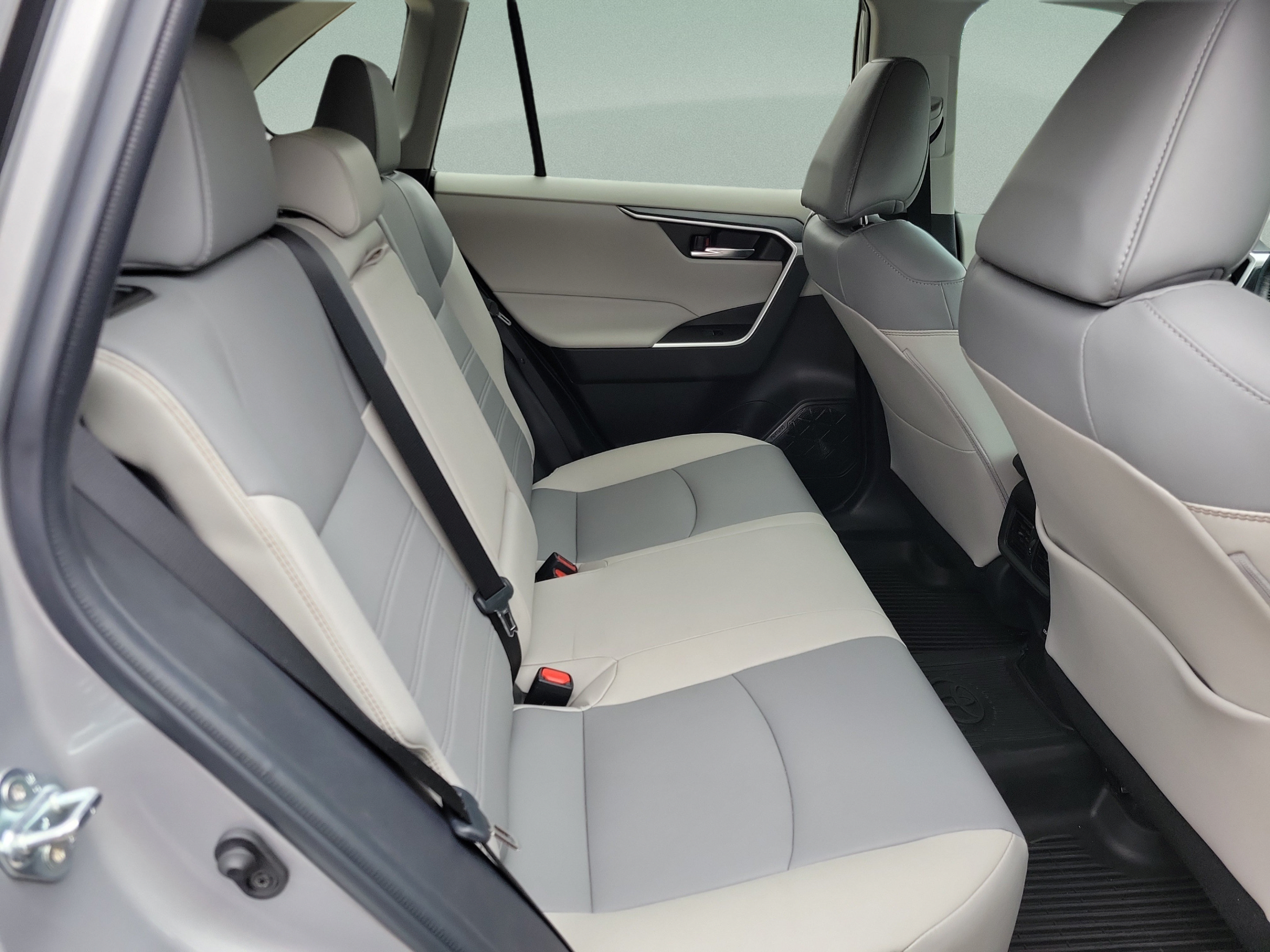 Used 2022 Toyota RAV4 XLE Premium FWD image 24