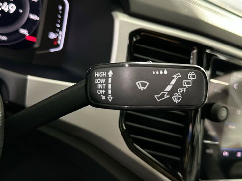 Used 2022 Volkswagen Atlas Cross Sport SE image 28