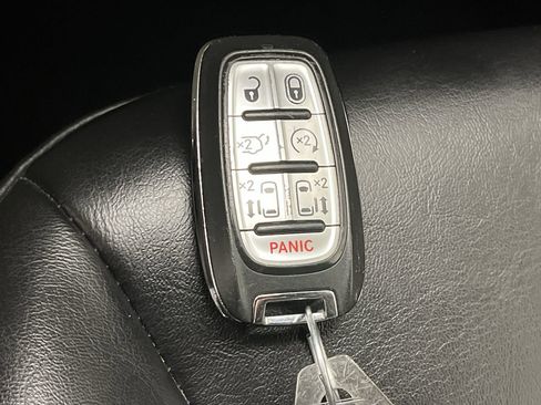 Used 2023 Chrysler Pacifica Touring-L image 26