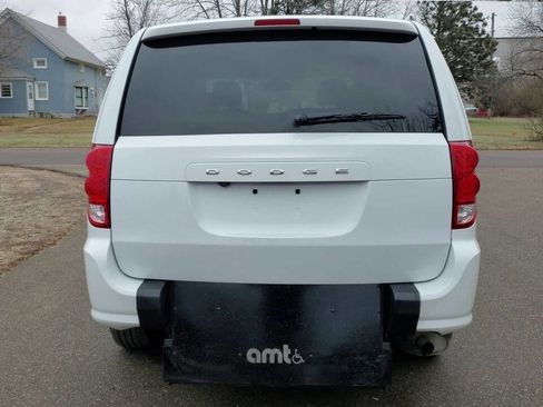 Used 2019 Dodge Grand Caravan SE image 4