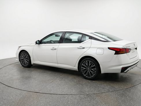 Used 2025 Nissan Altima 2.5 SV FWD image 6