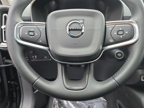 Used 2021 Volvo XC40 T5 Momentum w/ Premium Package image 34