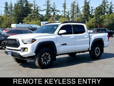 Used 2017 Toyota Tacoma TRD Off-Road AWD/4WD image 4