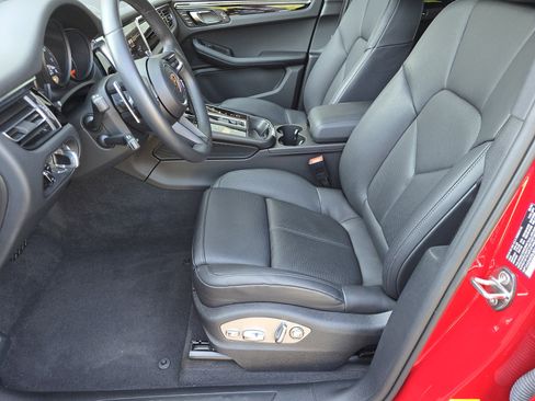 Certified 2025 Porsche Macan image 5