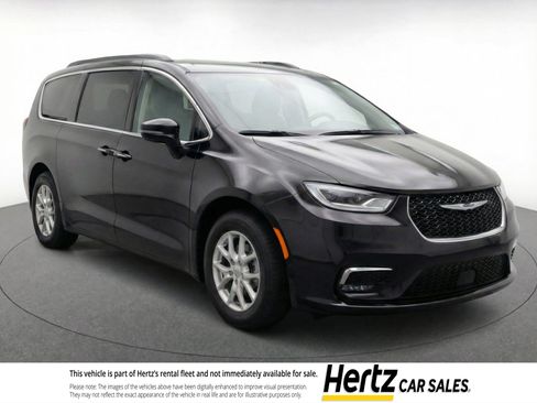 Used 2024 Chrysler Pacifica Touring-L image 1