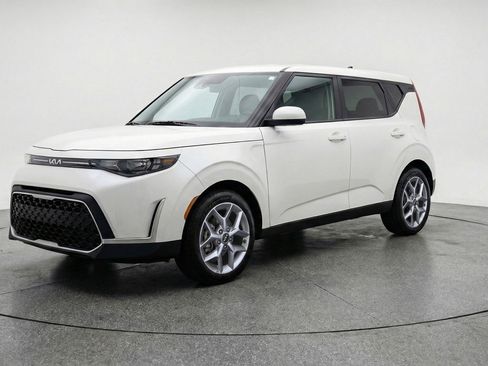 Used 2025 Kia Soul LX w/ LX Technology Package image 3