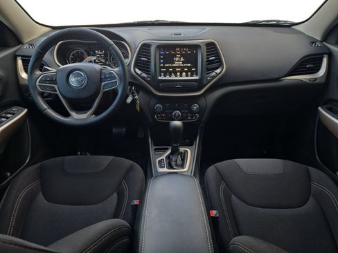 Used 2017 Jeep Cherokee Latitude FWD image 15