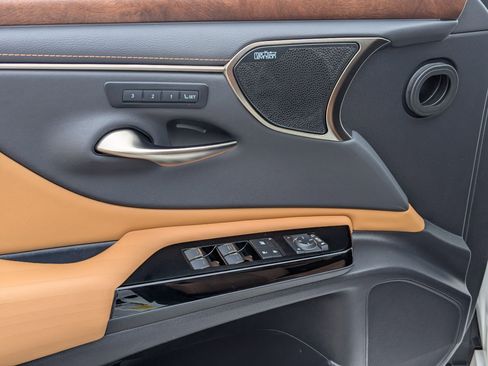 Used 2022 Lexus ES 300h Ultra Luxury image 12