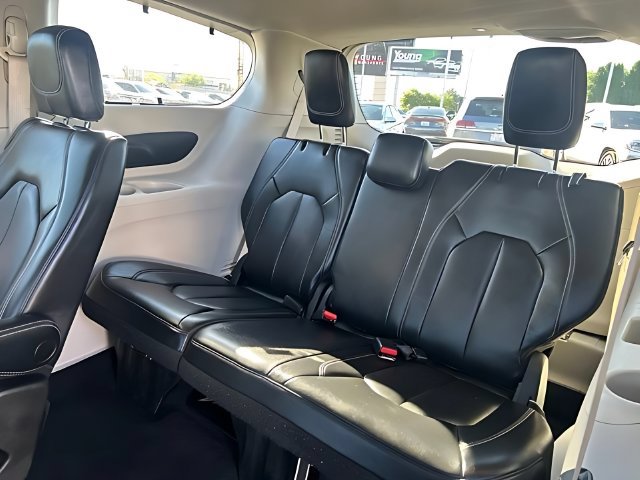 Used 2022 Chrysler Pacifica Touring-L FWD image 17
