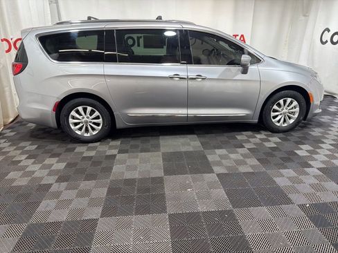 Used 2019 Chrysler Pacifica Touring-L image 8