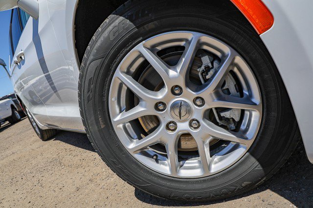 Used 2022 Chrysler Pacifica Touring-L FWD image 2
