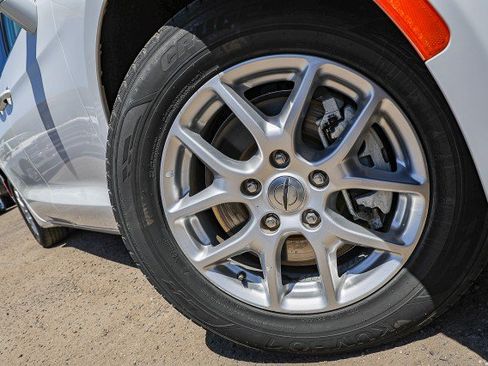 Used 2022 Chrysler Pacifica Touring-L FWD image 2