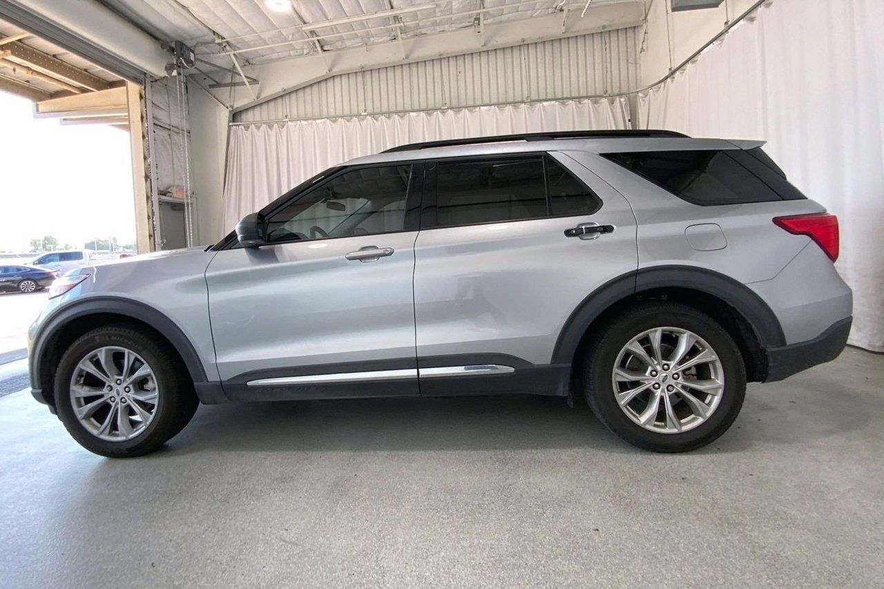 Used 2024 Ford Explorer XLT w/ Equipment Group 202A RWD image 26