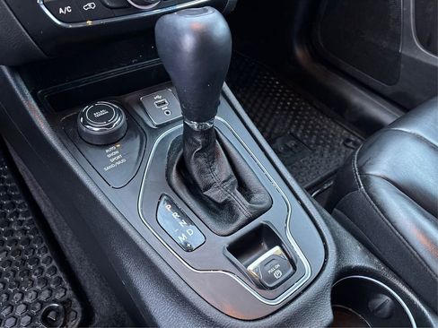 Used 2019 Jeep Cherokee Latitude Plus w/ Cold Weather Group image 31