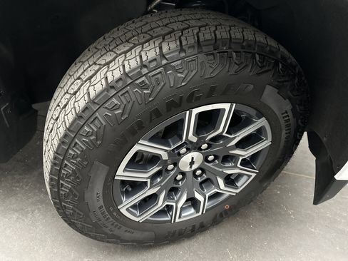 Used 2024 Chevrolet Colorado Z71 w/ Z71 Convenience Package 2 image 11