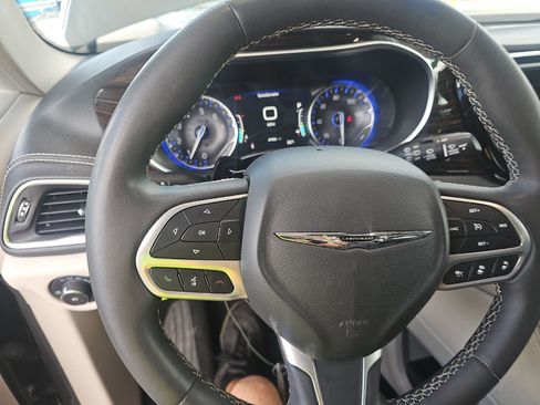 Used 2023 Chrysler Pacifica Limited FWD image 14