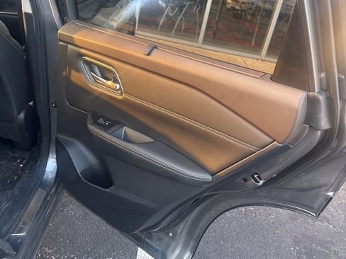 Used 2021 Nissan Rogue Platinum image 11