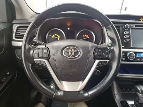 Used 2018 Toyota Highlander SE image 17