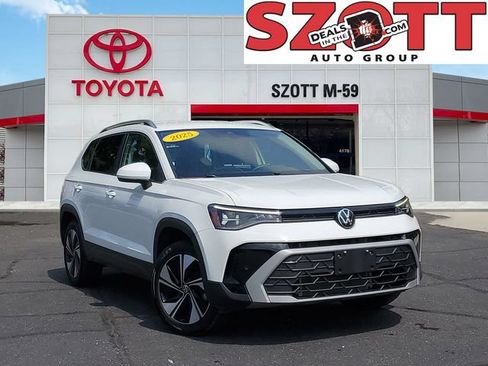 Used 2025 Volkswagen Taos SE AWD/4WD image 1