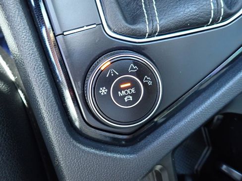Used 2025 Volkswagen Taos SEL AWD/4WD image 17