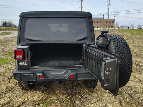 Used 2018 Jeep Wrangler Unlimited Sahara AWD/4WD image 9