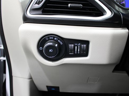 Used 2024 Chrysler Pacifica Touring-L FWD image 9