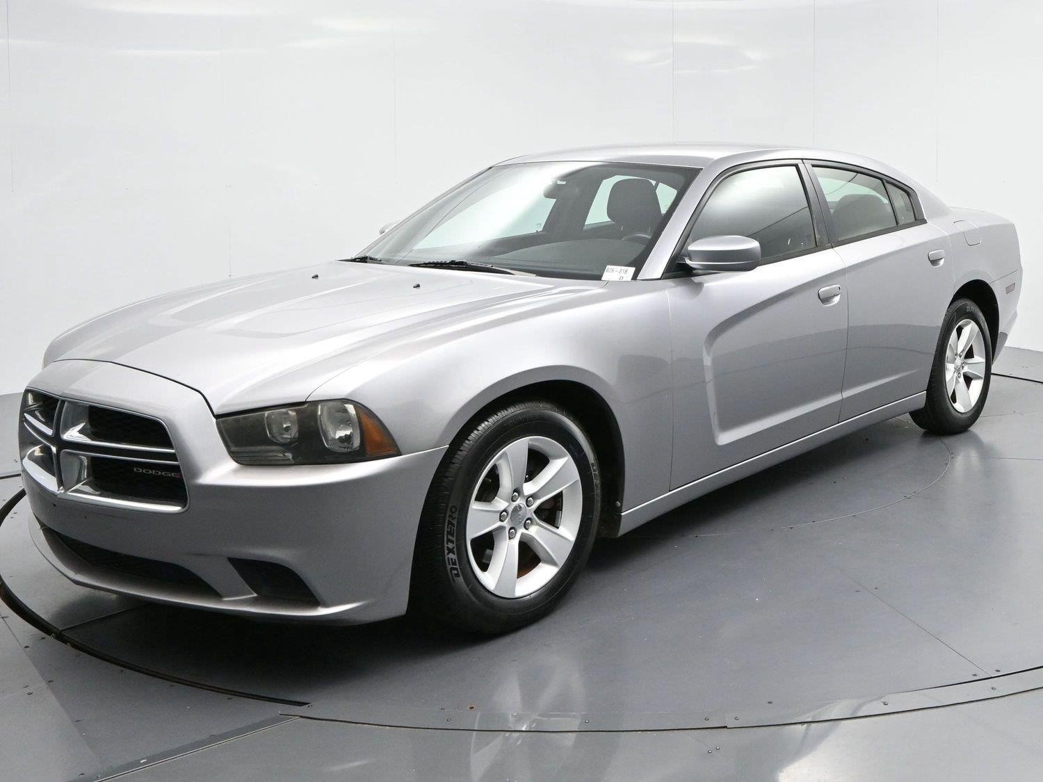 Used 2013 Dodge Charger SE RWD image 3