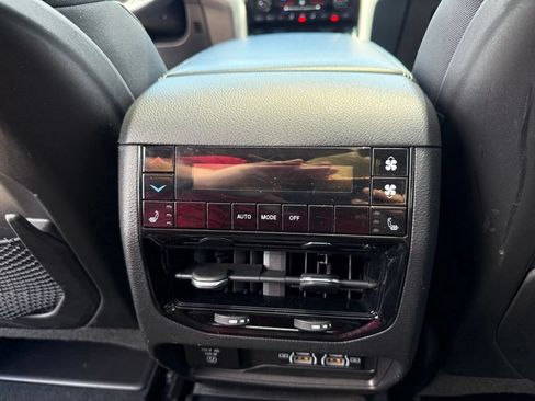 Used 2023 Jeep Grand Cherokee L Limited w/ Luxury Tech Group II AWD/4WD image 16
