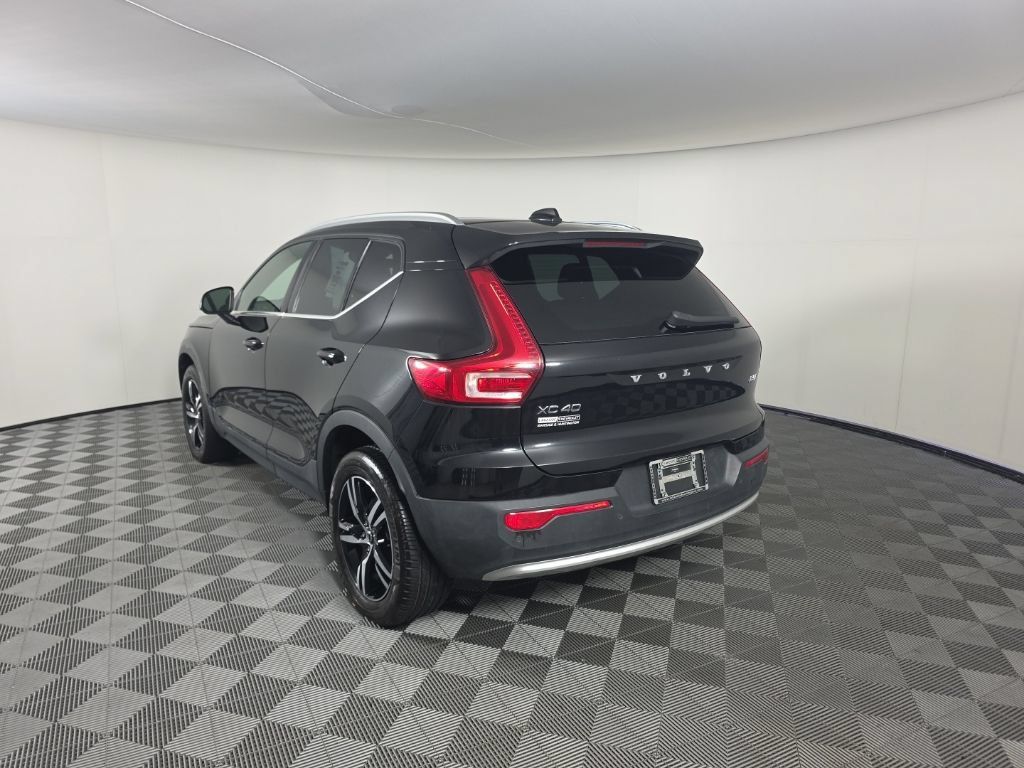 Used 2024 Volvo XC40 B5 Core AWD/4WD image 3