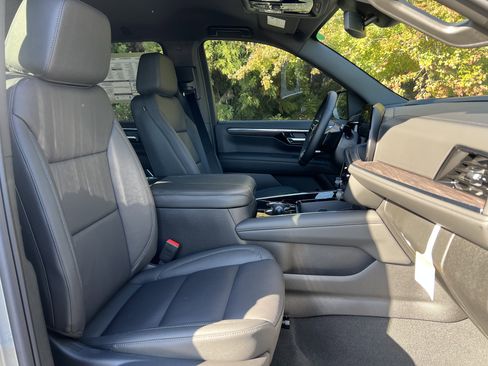 New 2026 Chevrolet Suburban LT w/ Comfort Package image 31