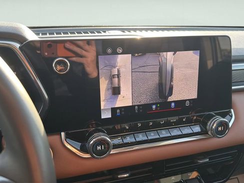 Used 2024 GMC Canyon AT4 w/ Technology Package image 30