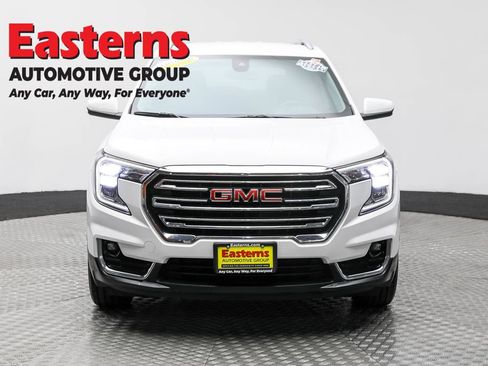 Used 2024 GMC Terrain SLT image 2