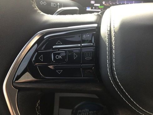 Used 2023 Jeep Grand Cherokee Overland w/ Luxury Tech Group IV AWD/4WD image 25