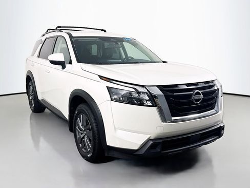 Used 2024 Nissan Pathfinder SV FWD image 3