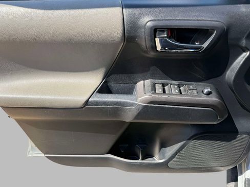 Used 2018 Toyota Tacoma TRD Sport w/ Technology Package AWD/4WD image 19