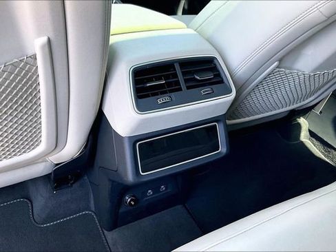 Used 2022 Audi e-tron Premium Plus w/ Premium Plus Package image 25