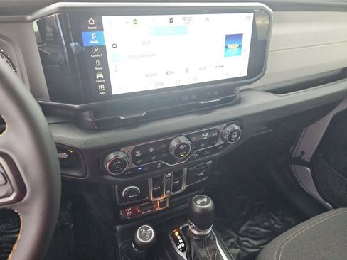 Used 2024 Jeep Wrangler Unlimited image 33