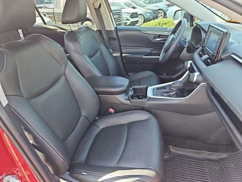 Used 2022 Toyota RAV4 XLE FWD image 11