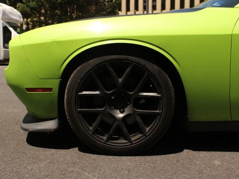 Used 2015 Dodge Challenger R/T Scat Pack w/ Scat Pack Appearance Package RWD image 11