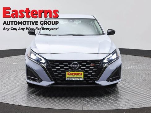 Used 2023 Nissan Altima 2.5 SR FWD image 2