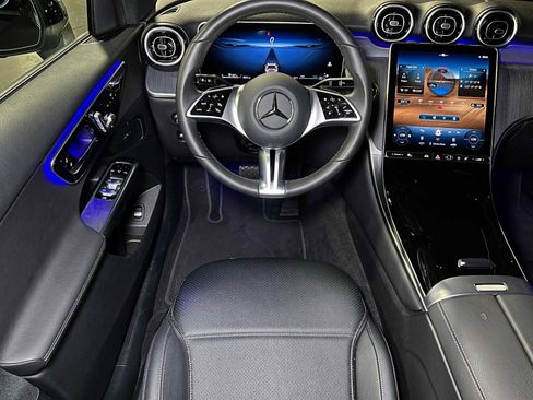 Used 2025 Mercedes-Benz GLC 300 4MATIC image 38