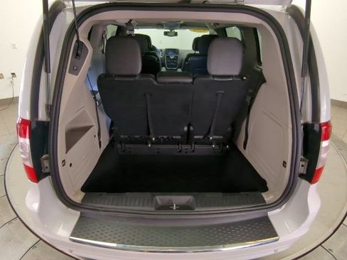 Used 2016 Chrysler Town & Country Touring-L FWD image 28
