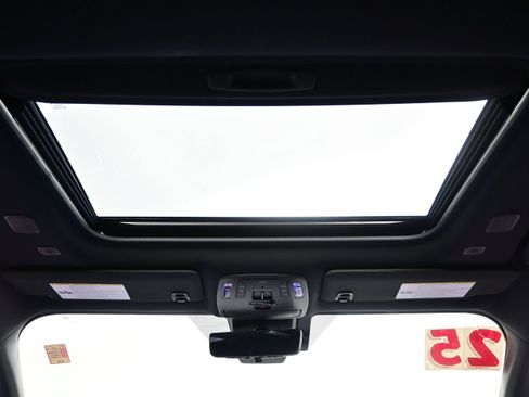 Used 2025 Toyota Sienna Platinum AWD/4WD image 20