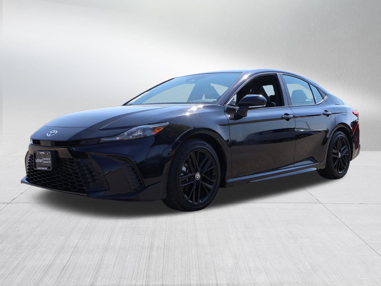Used 2025 Toyota Camry SE FWD image 3