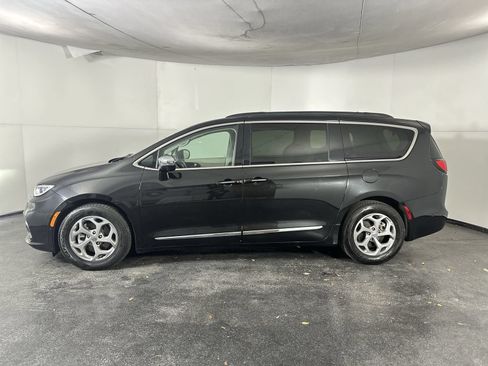 Used 2022 Chrysler Pacifica Limited FWD image 5