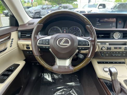 Used 2017 Lexus ES 350 w/ Luxury Package FWD image 16