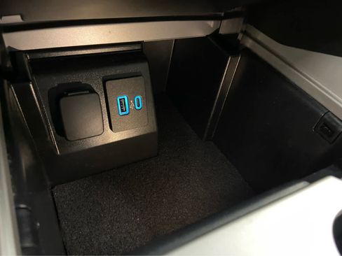 Used 2023 Ford Explorer XLT w/ Equipment Group 202A image 36