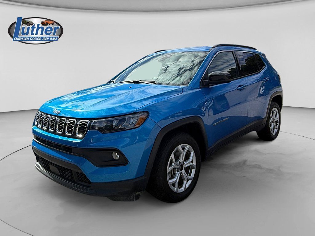 Used 2025 Jeep Compass Latitude AWD/4WD image 1