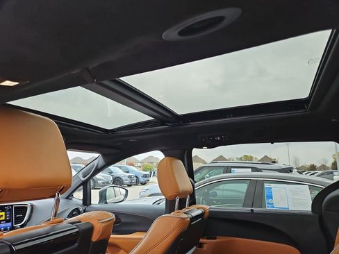 Used 2022 Chrysler Pacifica Pinnacle image 21