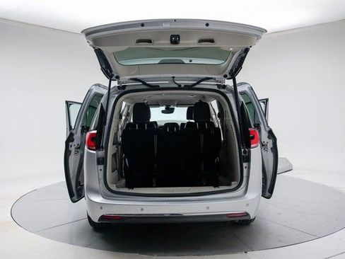 Used 2024 Chrysler Pacifica Touring-L image 22